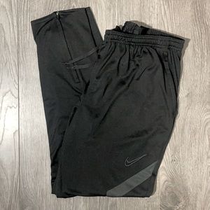 BLACK NIKE JOGGERS